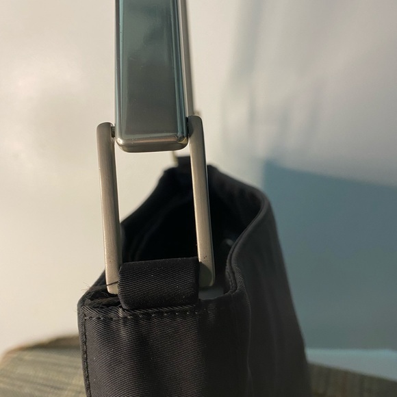 Prada shoulder bag - black and with metal handle -classy style - Picture 14 of 17